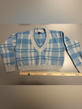 Fashion nova size medium blue/ gray flannel print crop sweater